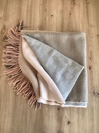 Bufanda grande con flecos bicolor rosa y beige