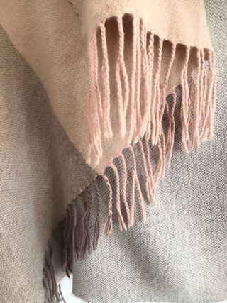 Bufanda grande con flecos bicolor rosa y beige