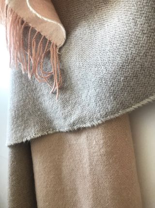 Bufanda grande con flecos bicolor rosa y beige