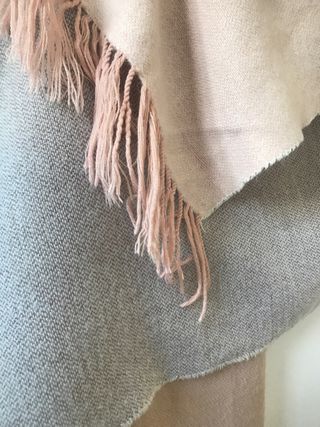 Bufanda grande con flecos bicolor rosa y beige