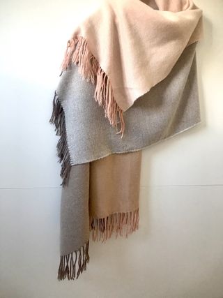 Bufanda grande con flecos bicolor rosa y beige