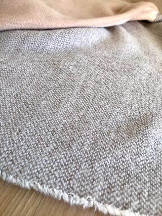 Bufanda grande con flecos bicolor rosa y beige