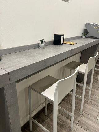 Tavoli da bar a muro con sedie