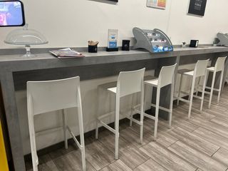 Tavoli da bar a muro con sedie