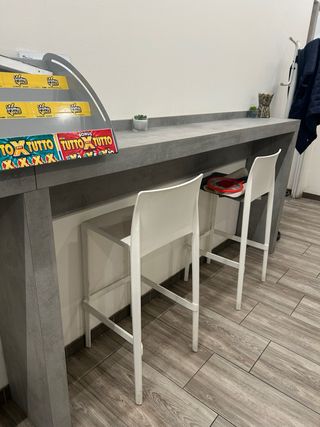 Tavoli da bar a muro con sedie