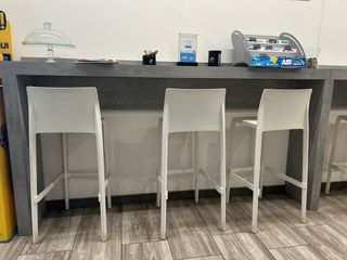 Tavoli da bar a muro con sedie