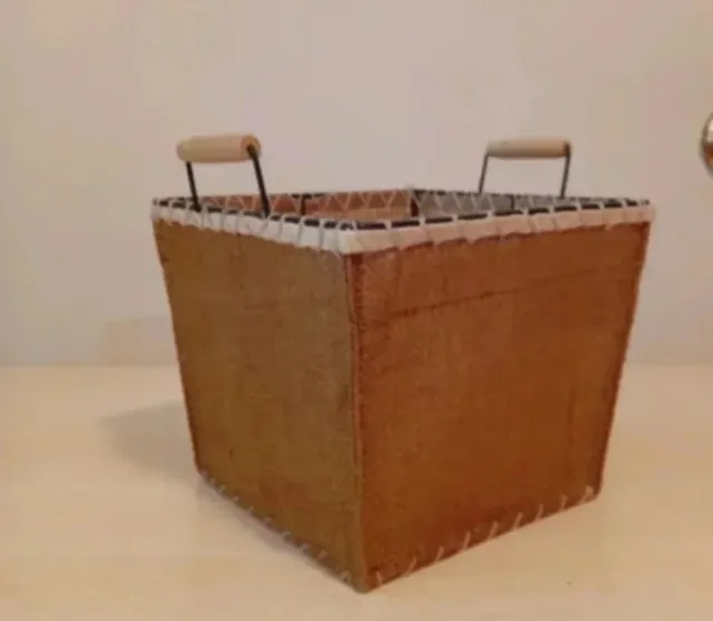 Cesta de yute y madera con asas