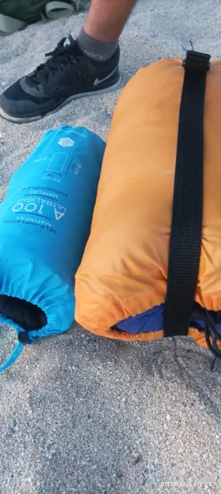 Colchoneta hinchable camping y saco de dormir