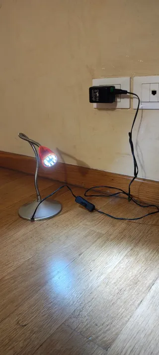 Lampada da tavolo flessibile arancione