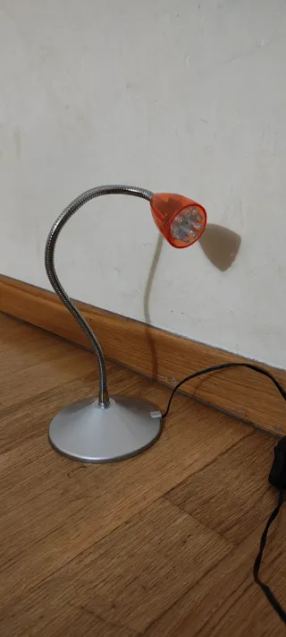 Lampada da tavolo flessibile arancione