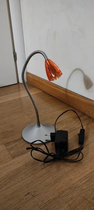 Lampada da tavolo flessibile arancione