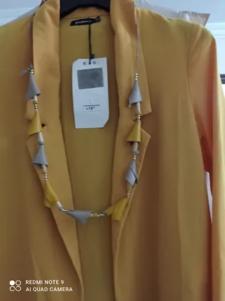 Sobrecamisa Stradivarius ocre con collar