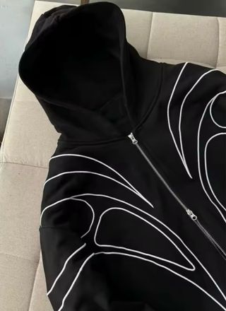 Zip tecnica nera con dettagli riflettenti