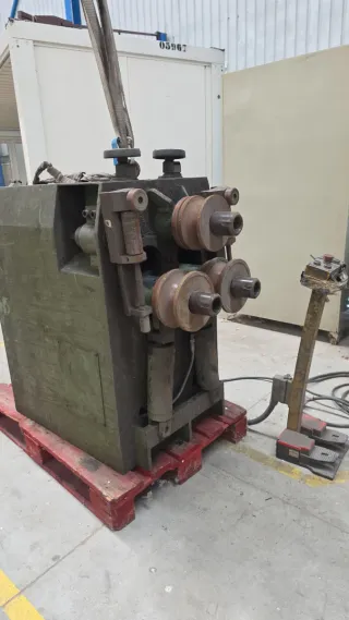 Curvadora de perfiles Comac