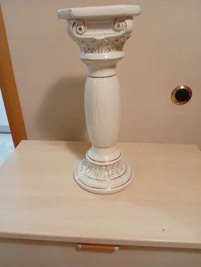 Pie de porcelana blanco y dorado