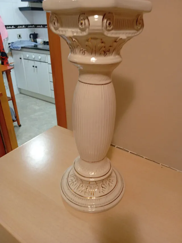 Pie de porcelana blanco y dorado