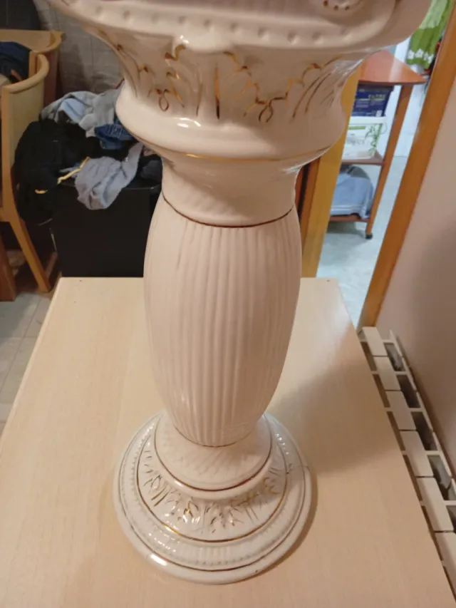 Pie de porcelana blanco y dorado