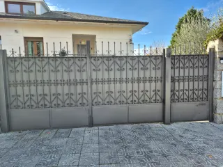 Puerta doble de hierro forjado