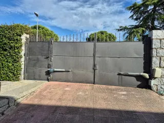 Puerta doble de hierro forjado