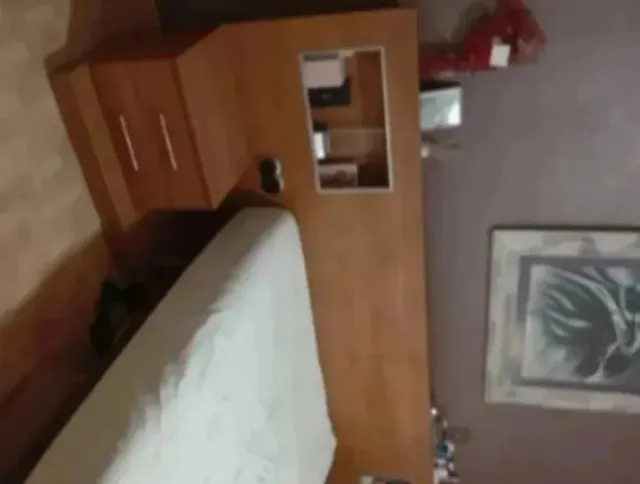 Cabezal de cama con mesitas de noche