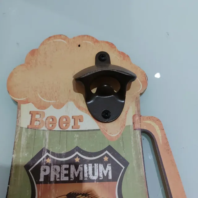Apribottiglie da muro forma birra