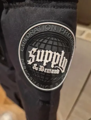 Abrigo Supply&Demand talla L, como nuevo.