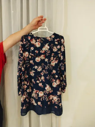Blusa floral azul marino