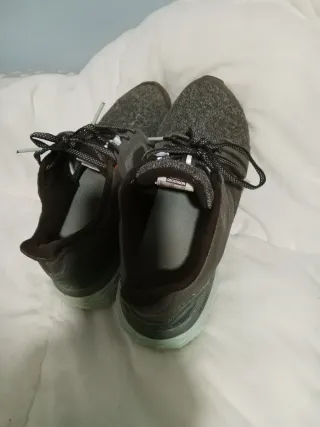 Dos  Zapatillas deportivas