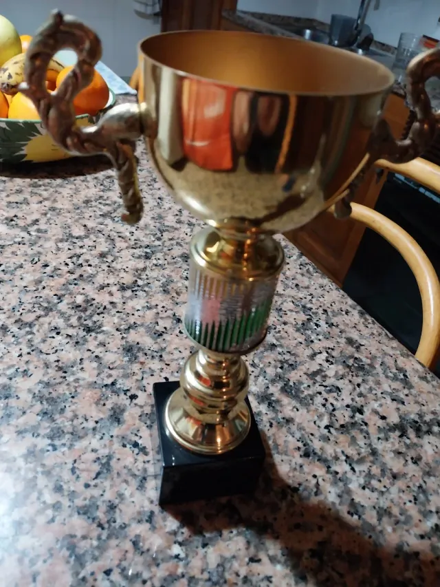 Trofeo dorado brillante con base negra