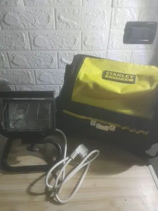 Faretto con borsa porta attrezzi Stanley