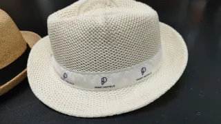 Due cappelli di paglia per adulti