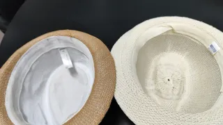 Due cappelli di paglia per adulti