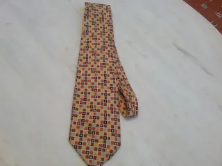 Corbata de seda geométrica