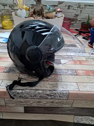 Casco de moto LS2 negro
