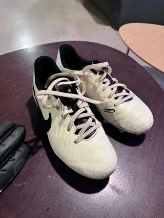 Botas de fútbol Nike casi nuevas