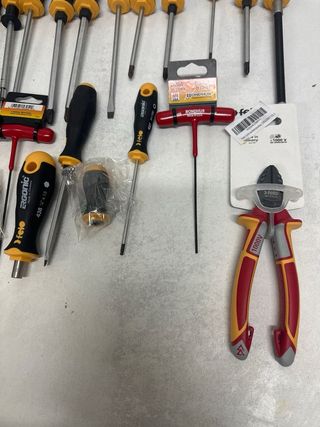 24 Destornilladores y Tenazas Felo herramientas