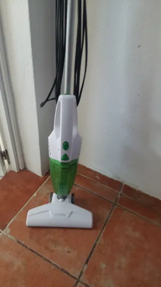 Aspirador de mano blanco y verde