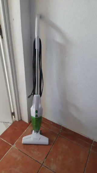 Aspirador de mano blanco y verde