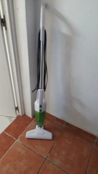 Aspirador de mano blanco y verde