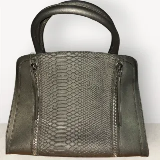 Bolso elegante de mano — diseño moderno y acabado