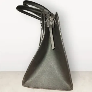 Bolso elegante de mano — diseño moderno y acabado