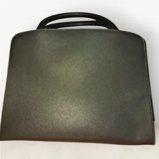 Bolso elegante de mano — diseño moderno y acabado