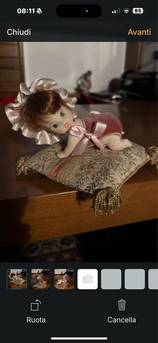 Bambola vintage su cuscino decorato