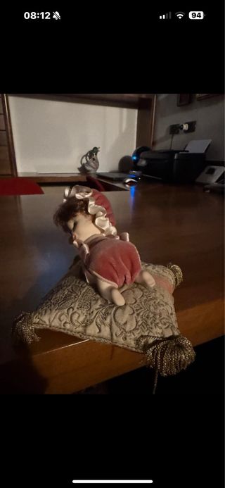 Bambola vintage su cuscino decorato