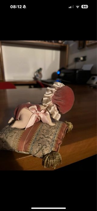 Bambola vintage su cuscino decorato