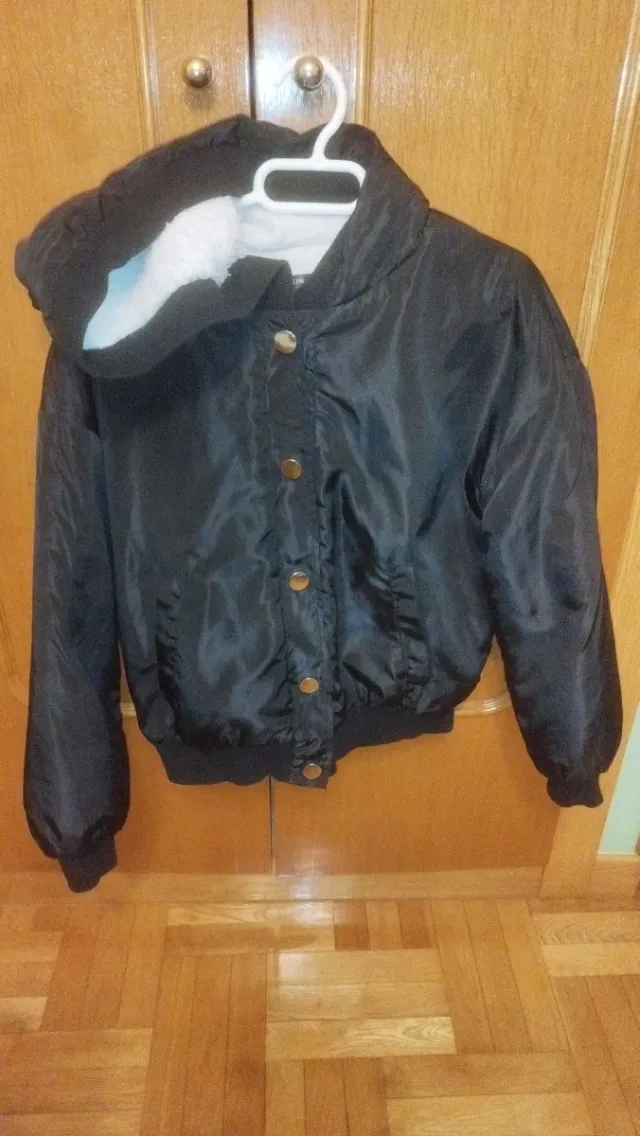 Cazadora negra con capucha