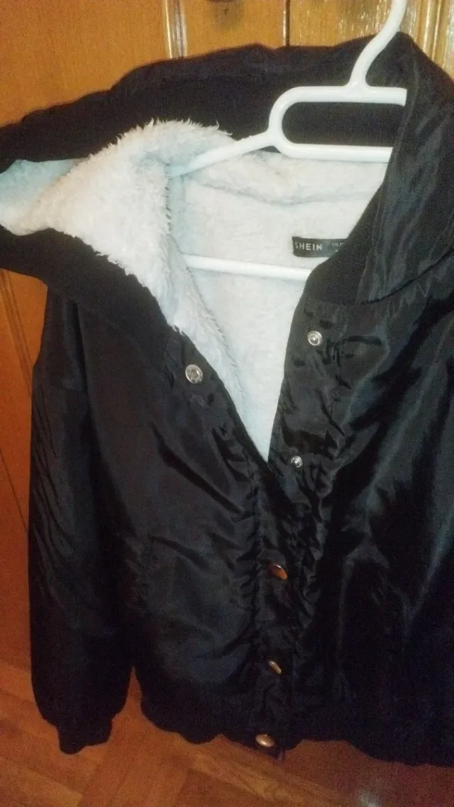 Cazadora negra con capucha