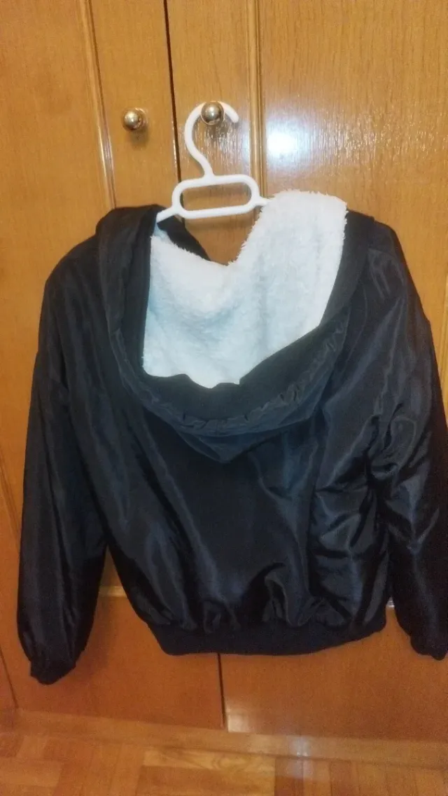 Cazadora negra con capucha