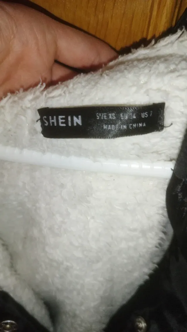 Cazadora negra con capucha