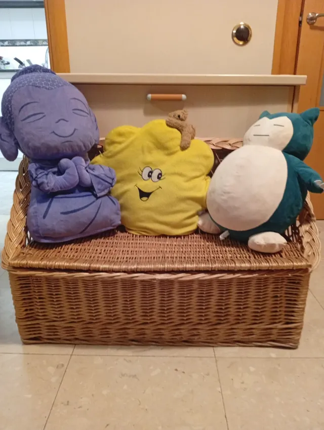 Baúl sofá infantil mimbre con peluches